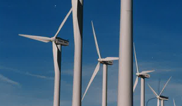 muestra aerogeneradores, dispositivos que convierten la energía cinética del viento en energía mecánica o eléctrica