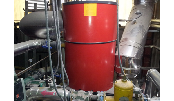 entorno de sala de calderas industrial, que contiene varios componentes clave para sistemas de calefacción o agua caliente a gran escala.