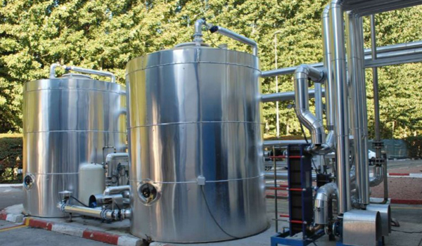 sistema industrial de tanques de almacenamiento y procesamiento