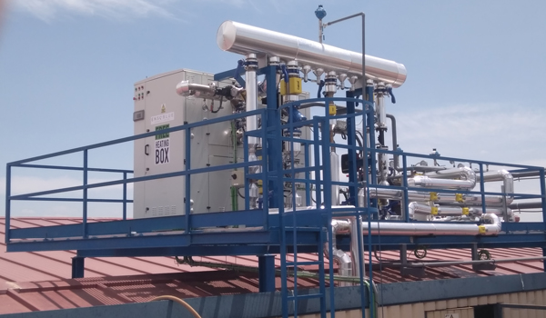 equipo industrial diseñado para la gestión térmica y el tratamiento de fluidos, específicamente un sistema de recuperación de calor residual y tratamiento de agua.