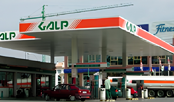 Esta imagen muestra una estación de servicio Galp.