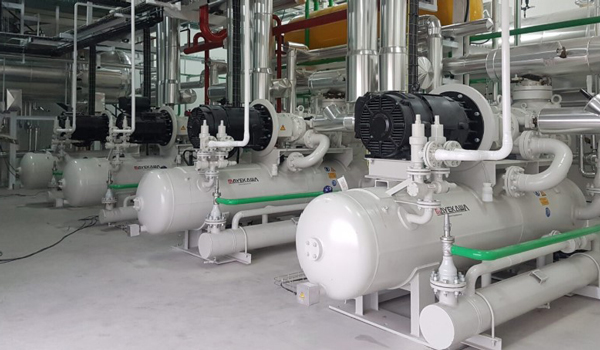 sala de máquinas de refrigeración industrial de gran escala, diseñada para mover grandes volúmenes de refrigerante