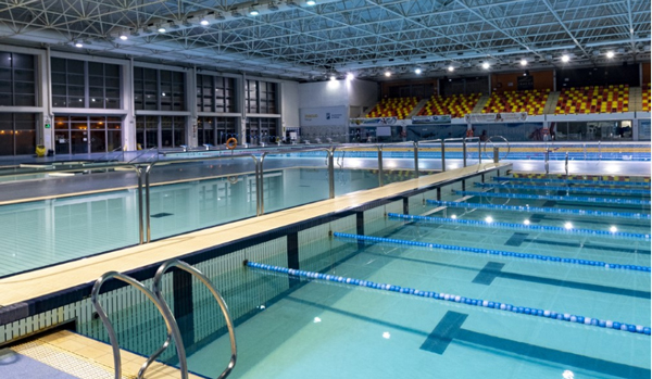 Esta imagen muestra el interior del Centro Acuático Inacua Málaga, de ve la piscina olímpica