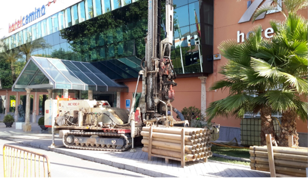 trabajos de perforación cerca de un edificio denominado Hotel Camino.
